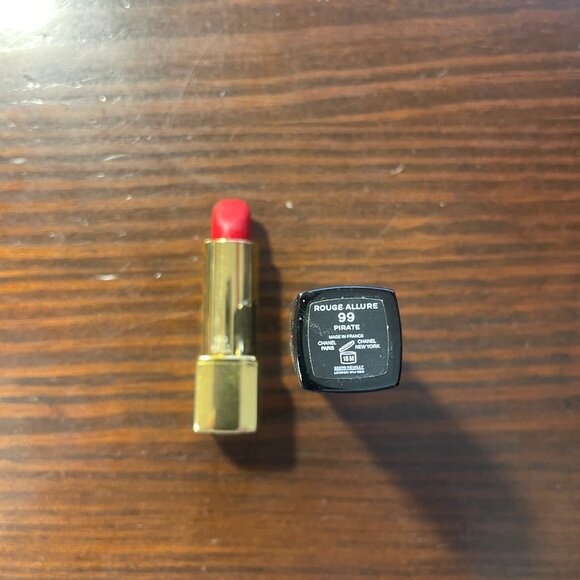 BUNDLE OF CHANEL COSMETICS - Picture 3 of 5